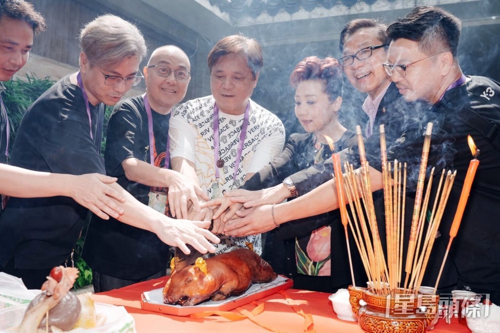 演出前，張德蘭與丈夫、監製楊紹鴻及音樂總監梁榮智一同進行拜神儀式。