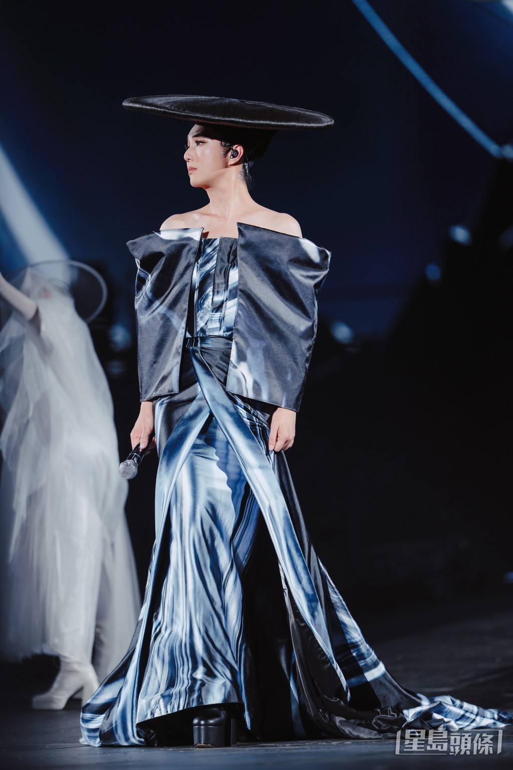千嬅在演唱會上換上多套精心準備的舞台服裝。