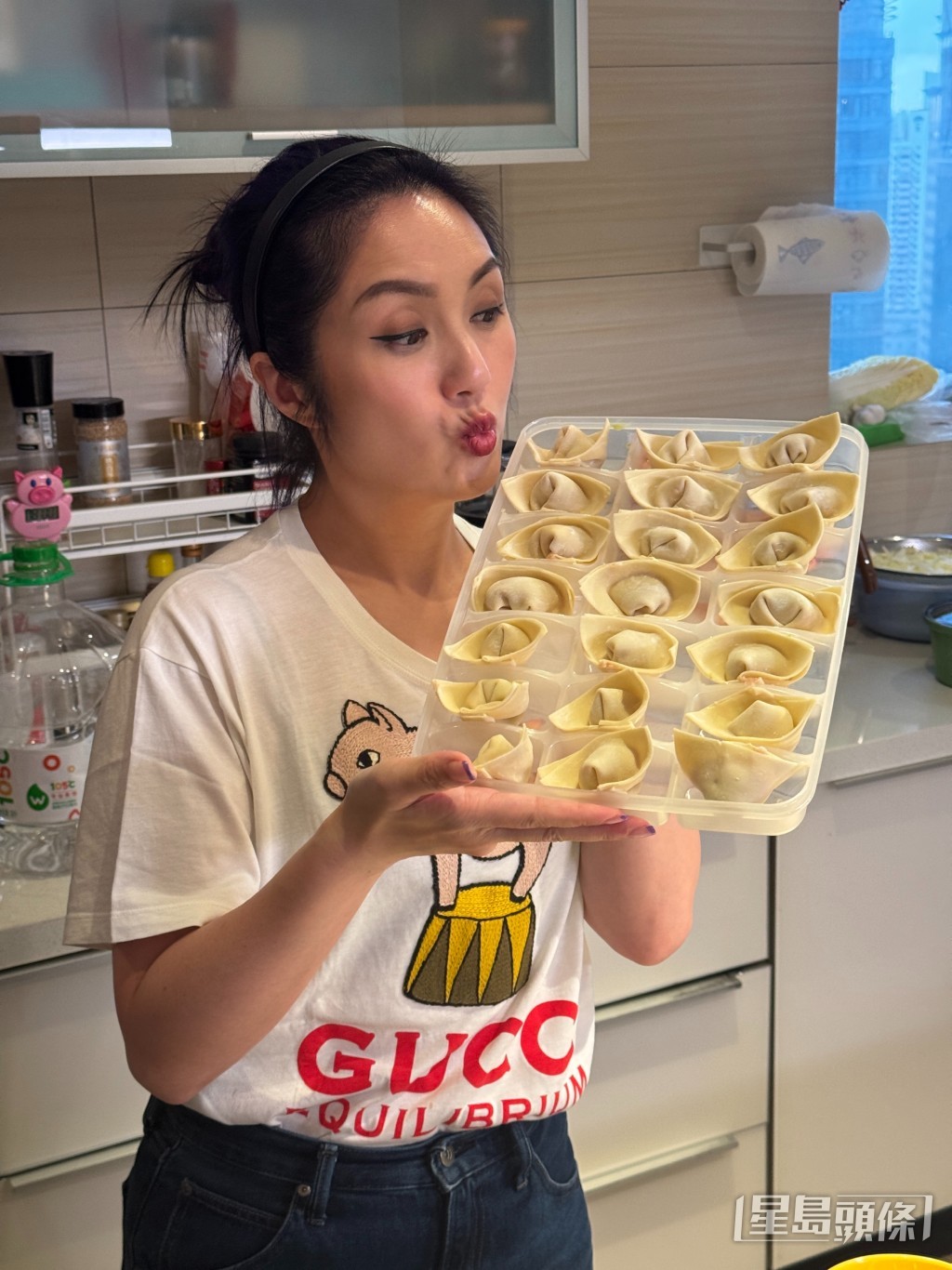 這頓「楊千嬅私房菜」中,還包括了她包的大餃子。