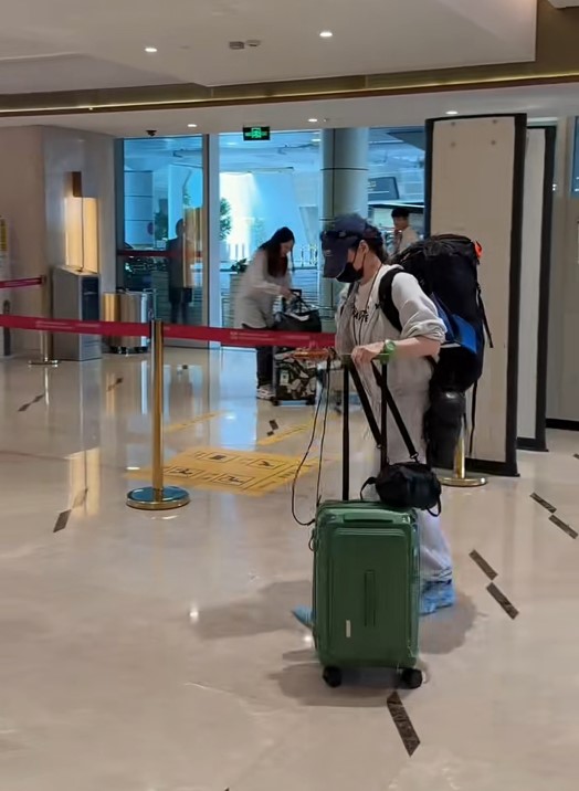 張栢芝早前帶同大件行李,從北京出發前往西班牙。
