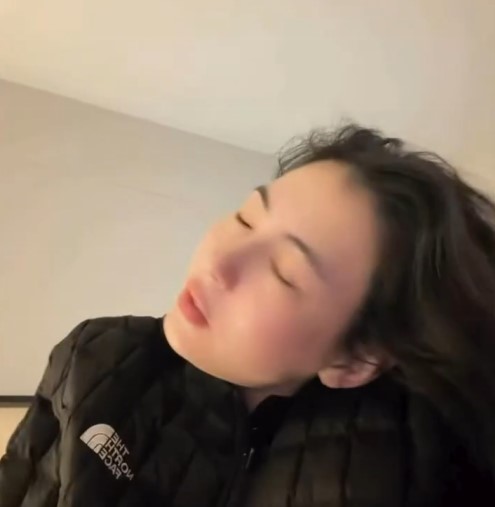 張栢芝臉上露出了疲倦的神情。