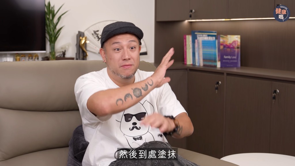 張致恒還原二仔把大便抹到「滿牆都是」的情況。（影片截圖：《健康嗎》）