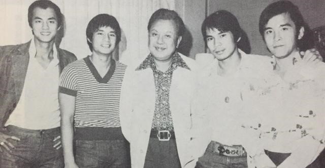 陳觀泰（右二）憑紮實功夫獲導演張徹（中）提攜。