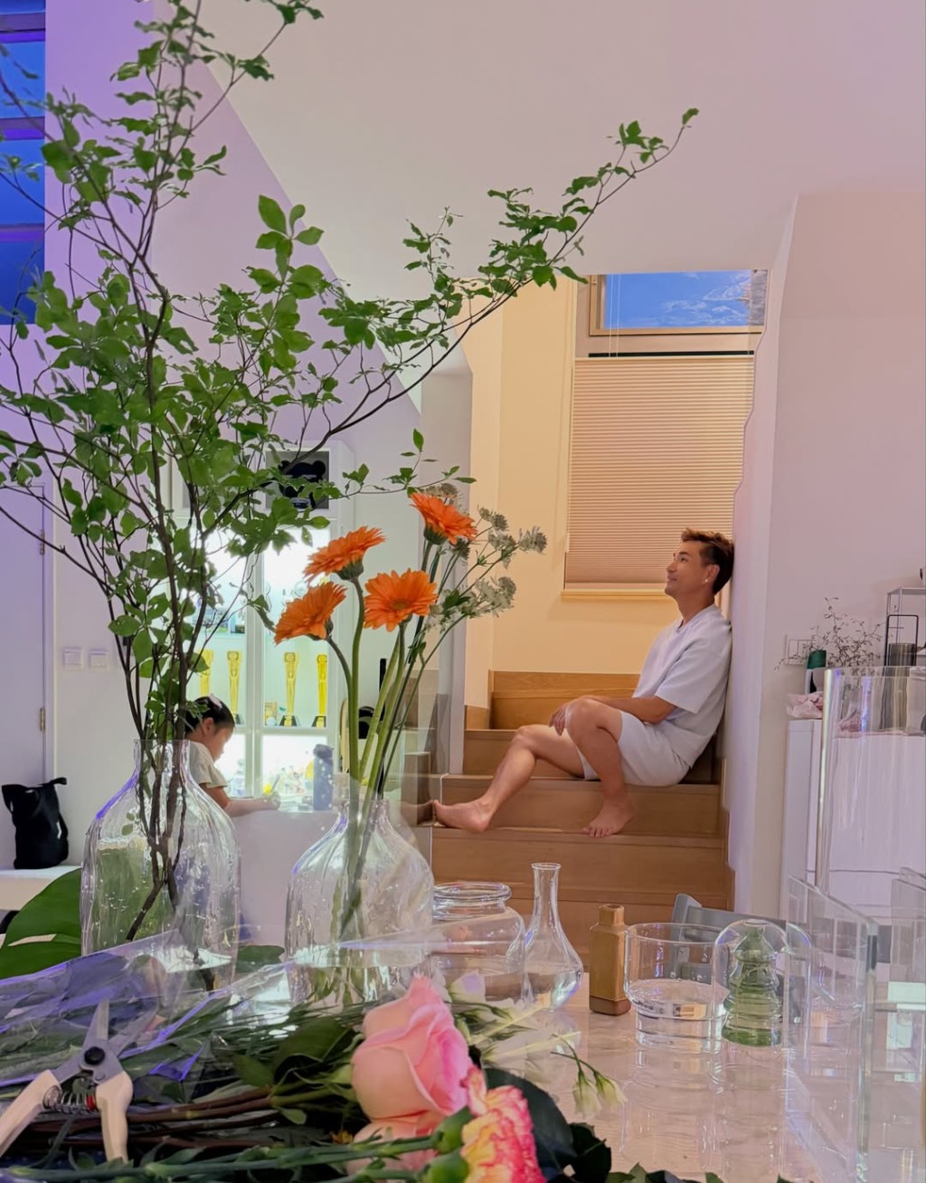 陳展鵬坐在家中樓梯的畫面。