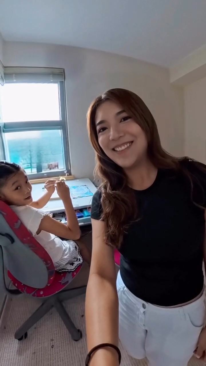 單文柔公開女兒的房間,可見布置簡單。