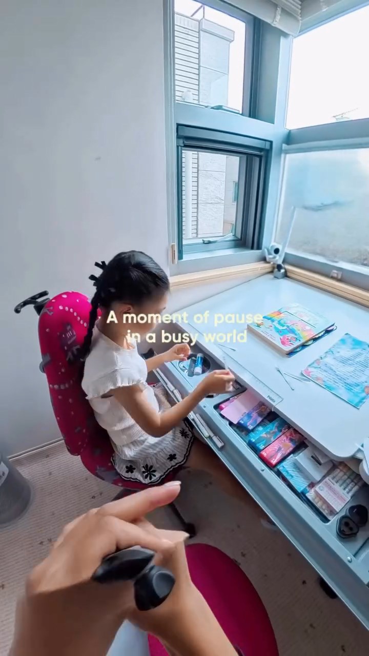 陳展鵬女兒的房間內放有書枱和椅子。