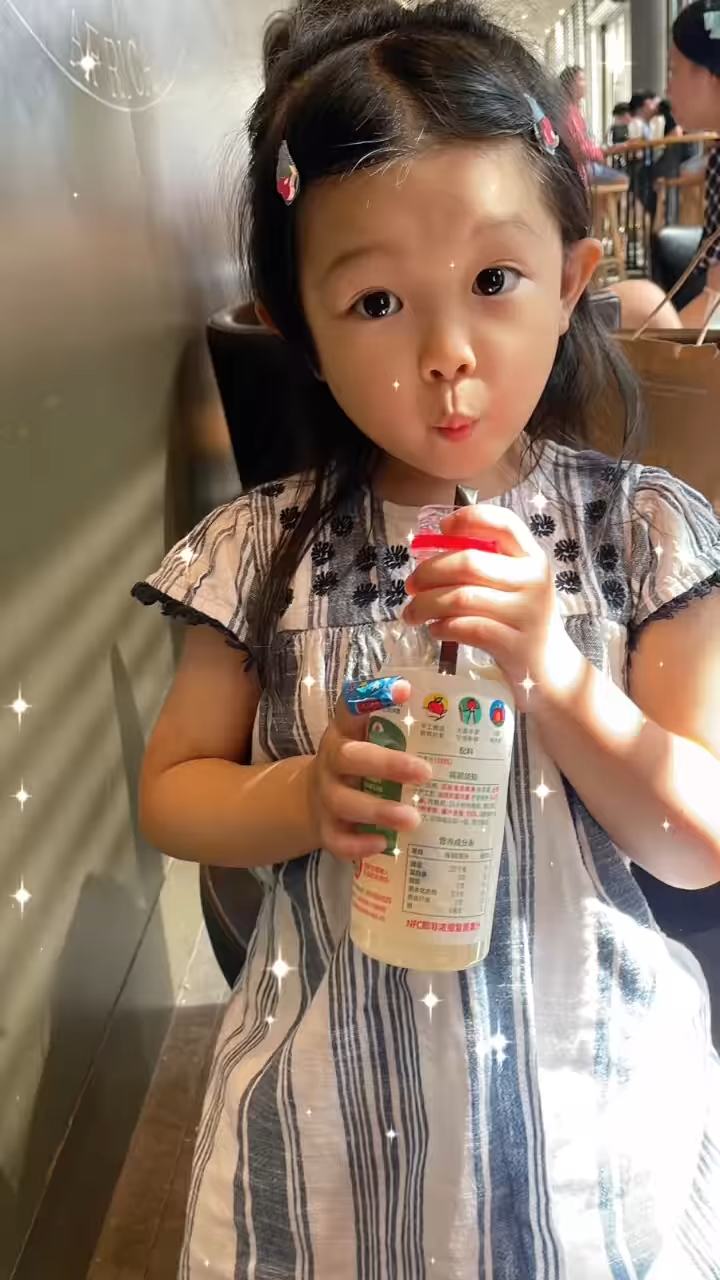 陳展鵬分享愛女吃東西的可愛模樣。