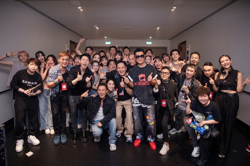 古天樂與一眾表演嘉賓及台前幕後工作人員大合照。