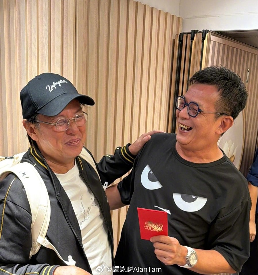 黃日華65歲壽宴上,譚詠麟送上大利是賀壽。