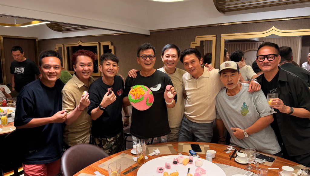 黃日華與明星足球隊隊友及一眾好友合照留念。