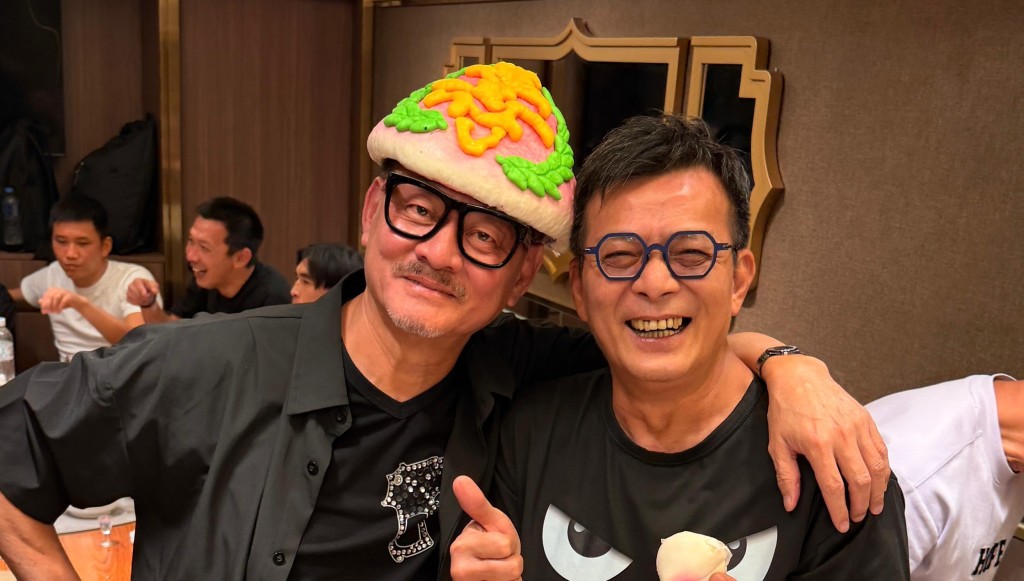 黃日華全程笑容滿面,更有好友將壽桃放在他頭上,十分有趣。