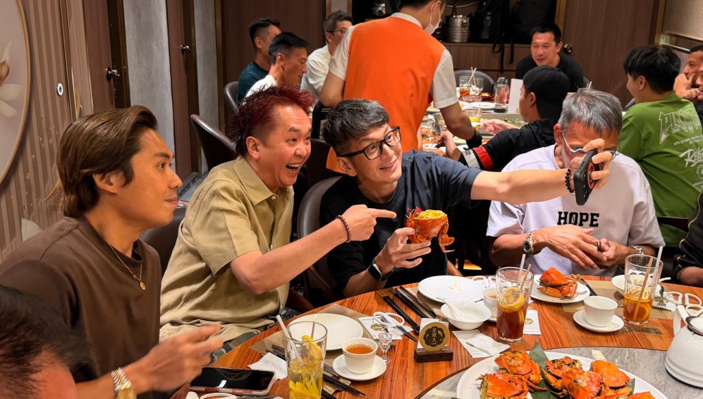 鄧兆尊、吳家樂等亦有到場祝賀黃日華生日。