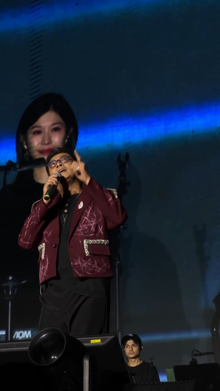 黃日華說:「終於放下這個包袱,讓她再與女兒、我太太,共聚母女天倫之樂。」