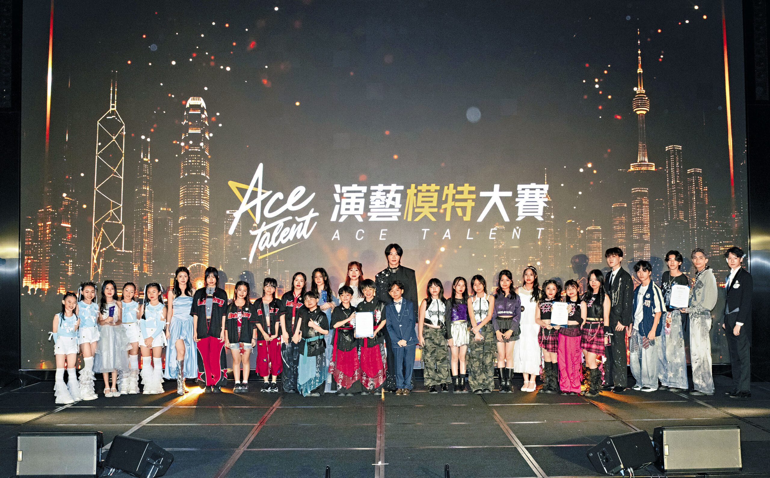 ■YS Group創辦人Yong Heo及ACE娛樂創辦人Dr. Angel唐安麒開心見證一班參賽者的高質 演出。