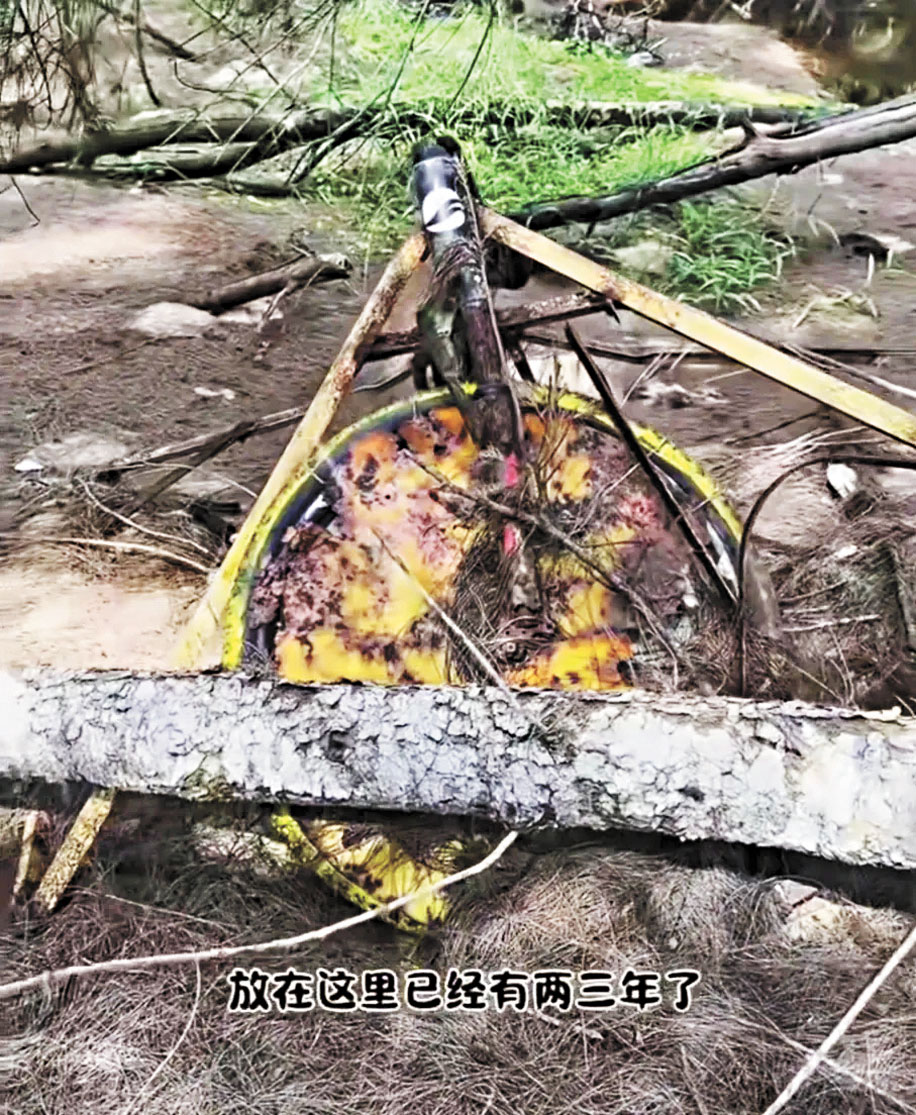 節目組遺留在沙灘的道具。網上圖片