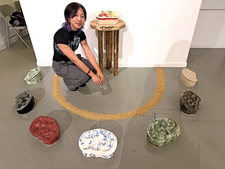 藝術家陳米攝於其展品中。