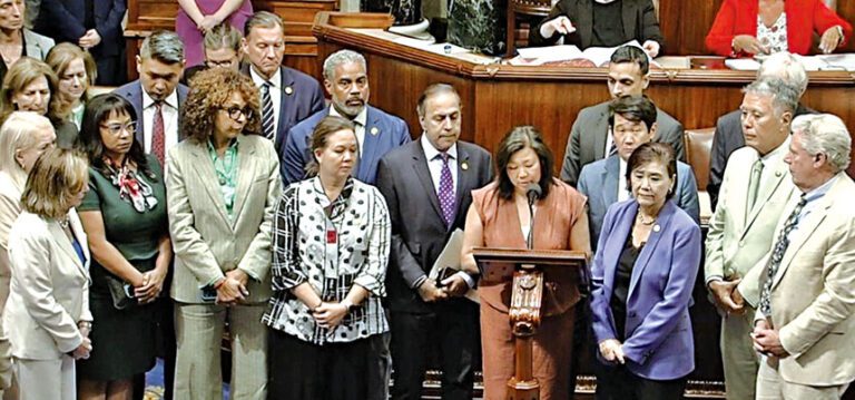 孟昭文率國會議員為死難者默哀。