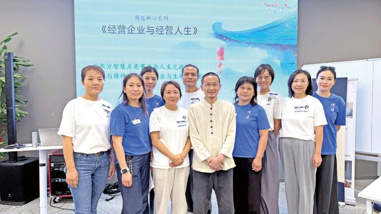 張顧懷（前排右3）、道雁（前排左3）與團隊合照。記者陸新攝