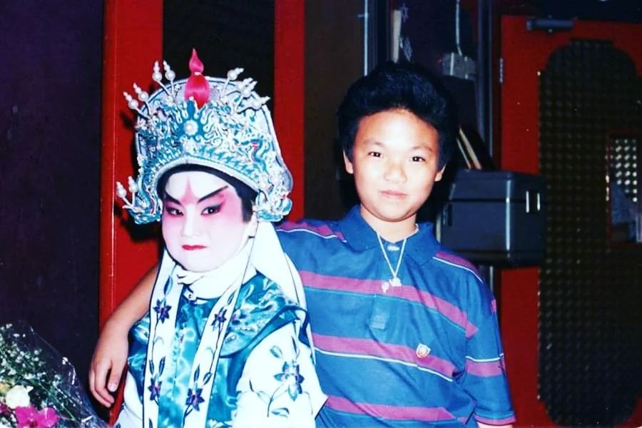 阮德鏘（左）7歲時首次參與粵劇《夜戰馬超》演出。