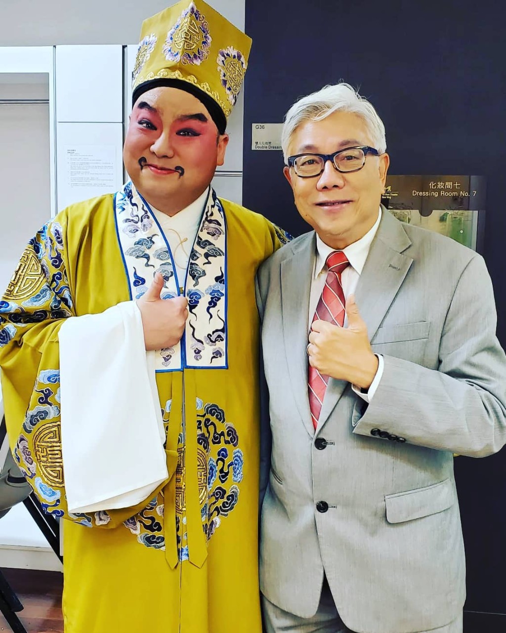 出身演藝世家，阮德鏘（右）童年時已是童星。