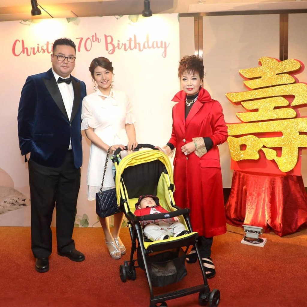 阮德鏘母親尹飛燕享受三代同堂之樂。