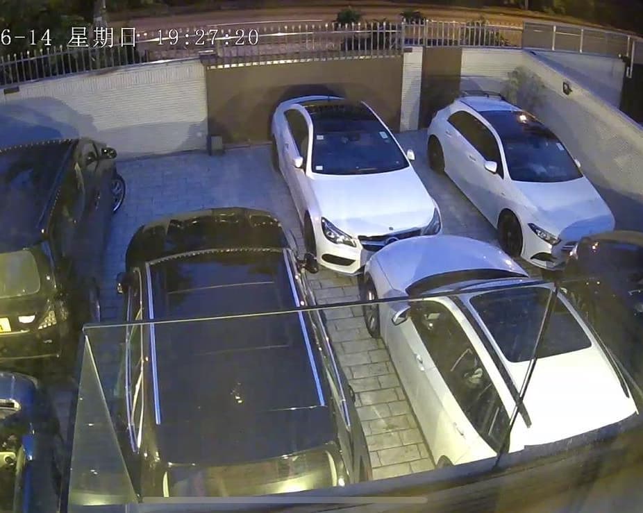 家中停車位寬敞，可停泊至少七部車輛。