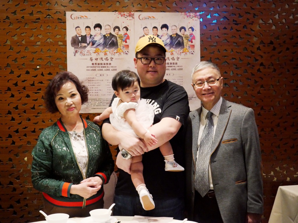 阮兆輝（右）及尹飛燕非常疼愛兒子阮德鏘的女兒。