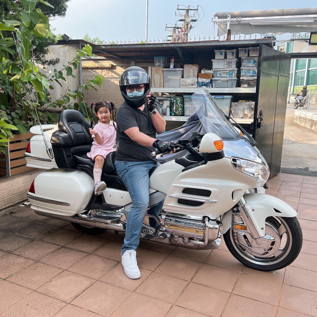 照片中的阮德鏘女兒阮婧恆顯得非常嬌小。