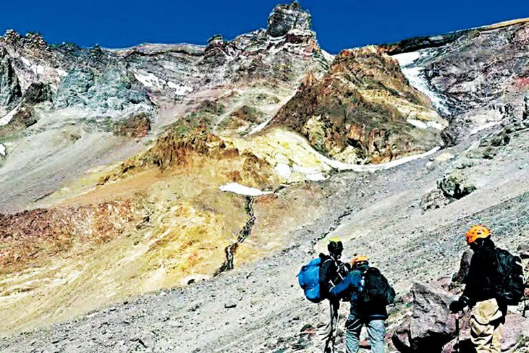 三名登山客攀登沙斯塔山遇險。聯邦林業局