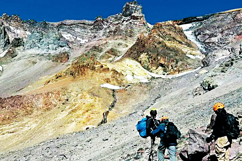 三名登山客攀登沙斯塔山遇險。聯邦林業局