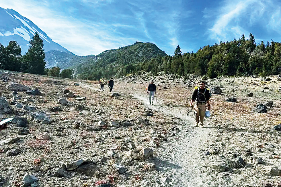 縣警救援義工護送登山客下山。西斯基尤縣縣警局