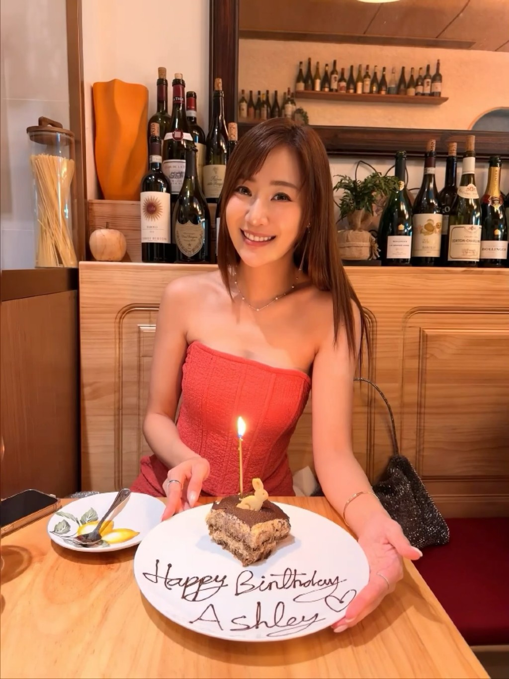 朱智賢早前慶祝40歲生日，以悉心打扮示人，笑容甜美。