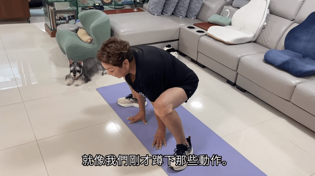 肥媽示範深蹲動作，並提醒若蹲下時感到頭暈應立即停止。