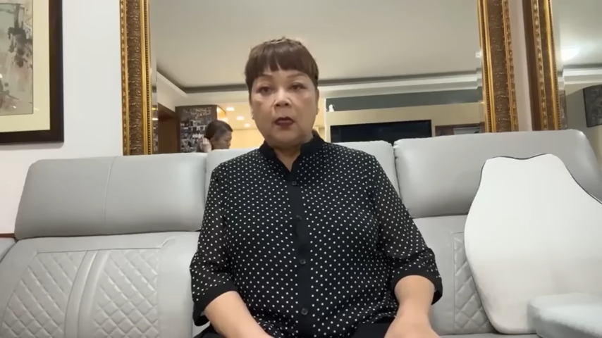 肥媽經常在客廳拍攝影片分享生活。