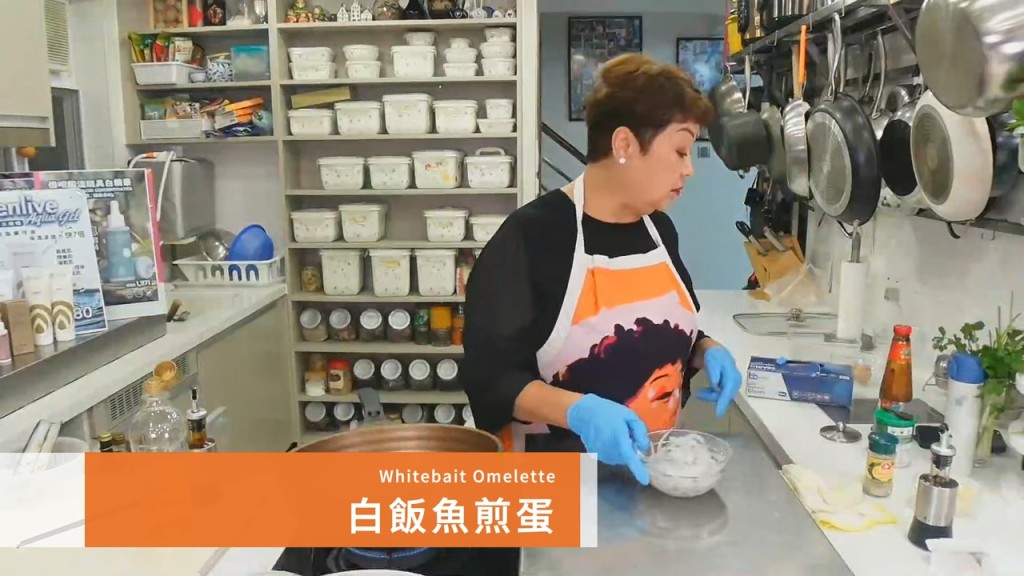 肥媽在廚房內展示她的廚藝。