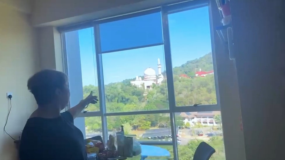 從肥媽的馬來西亞豪宅可望見景色優美的寺廟。