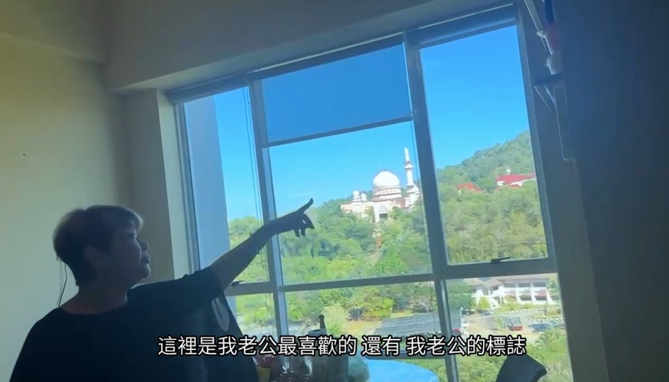 肥媽廚房內的廚櫃是她與亡夫之間的信物。