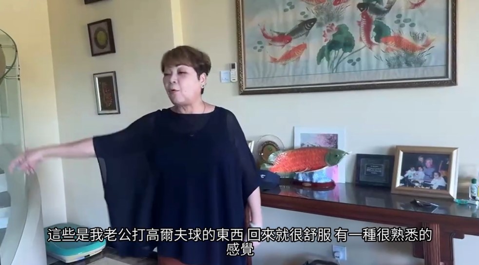 肥媽指着以往丈夫擺放高爾夫球裝備的位置。
