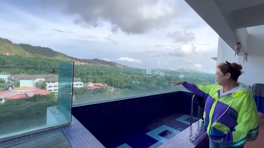 窗外是一片翠綠山景。