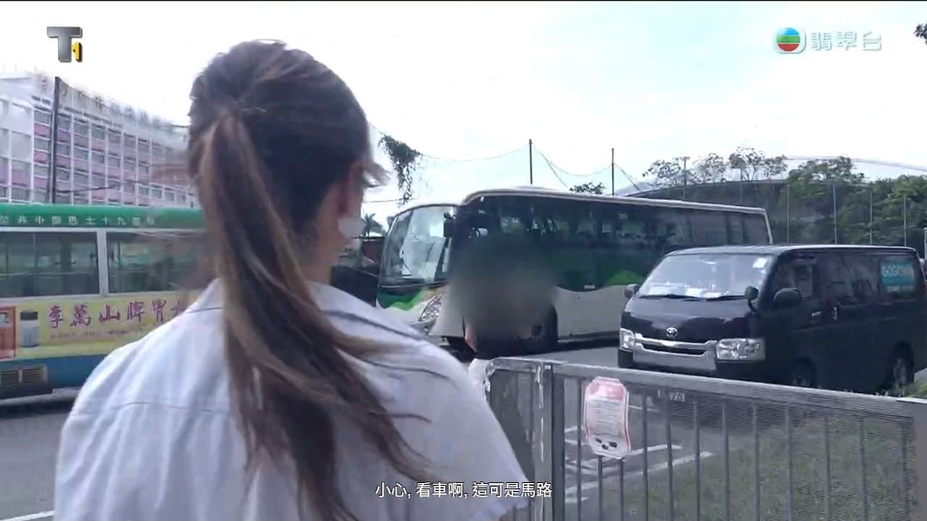該女士跑出馬路。