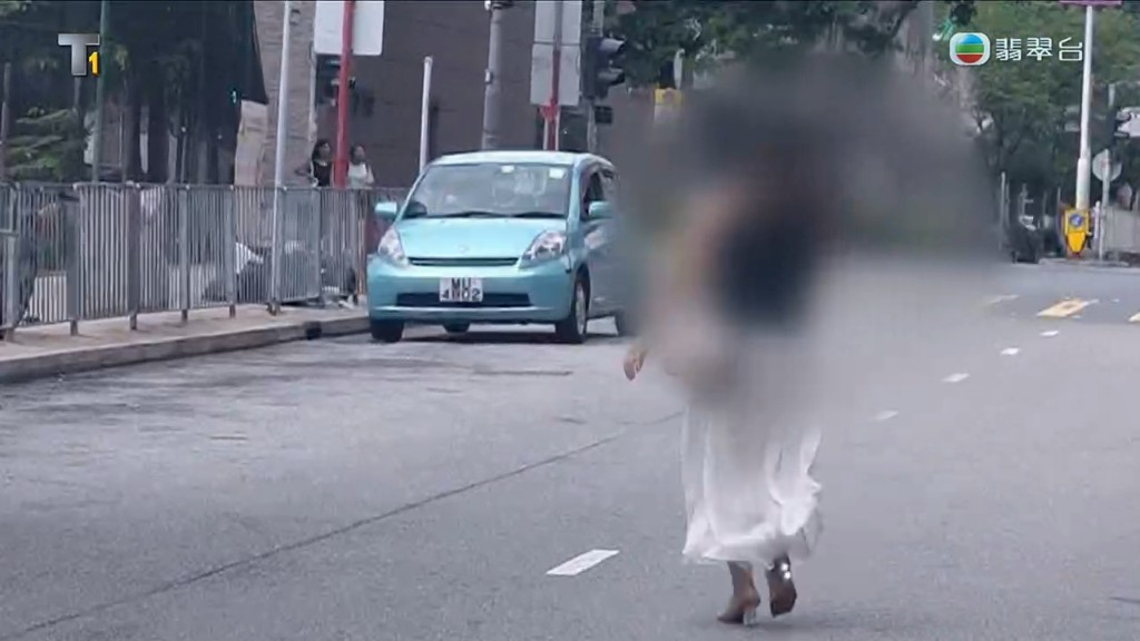 該女士所幸沒有被車撞到。