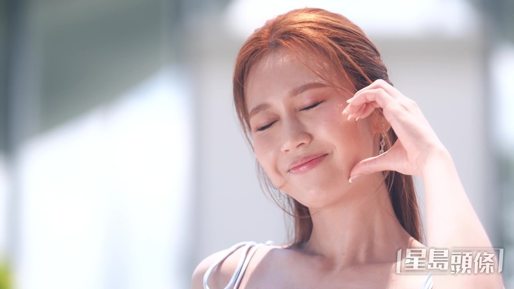 何沛珈(Roxanne)瞇眼送出飛吻。