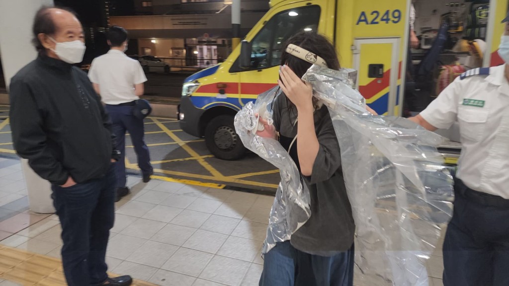 馬灣女子散心遇潮漲被困礁石灘 水警及時救起送院