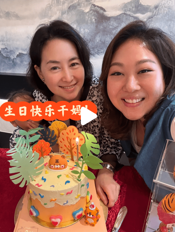 曾昭怡兩年前曾於社交平台分享為契媽何超瓊慶生的照片。