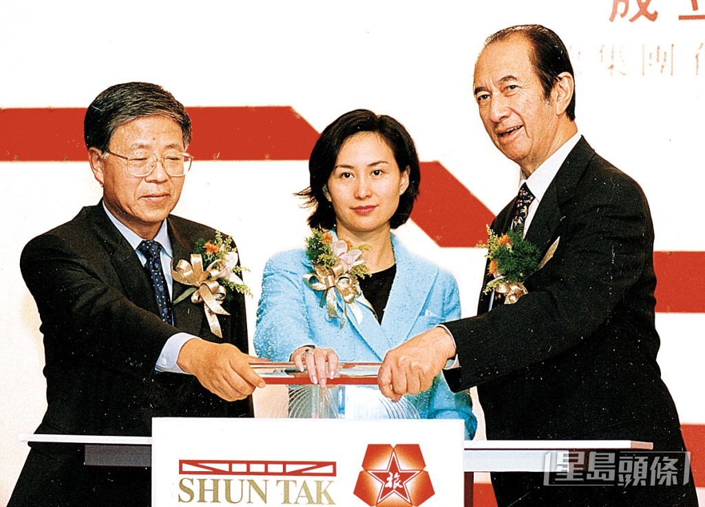 何超瓊年輕時經常隨父親出席各種公開場合。