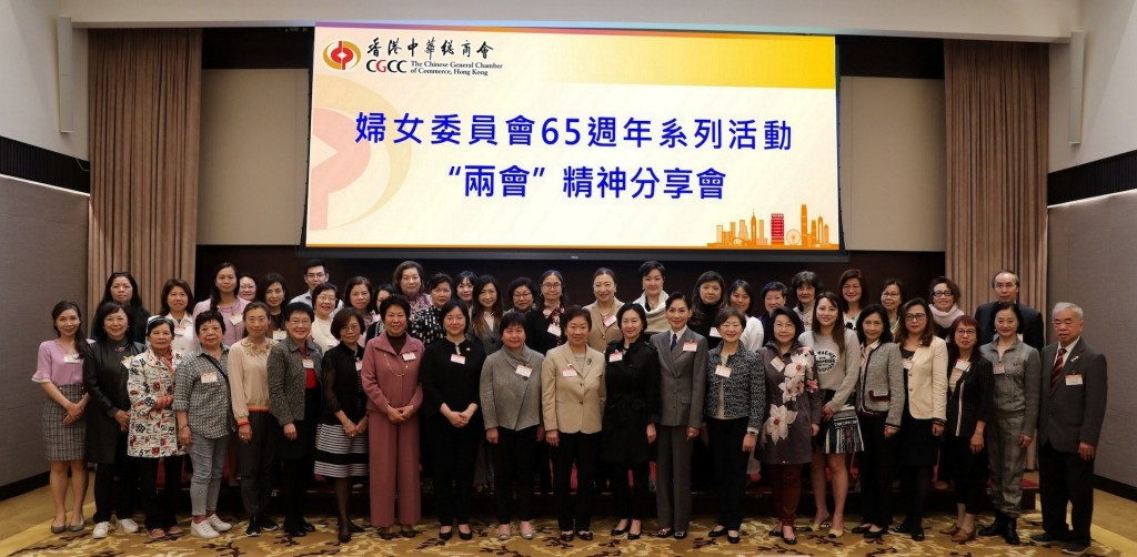 何超瓊與胞妹何超蕸及鄺美雲等人一同出席活動。