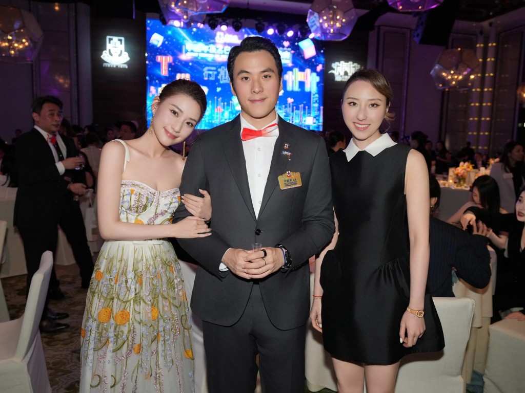 何超蓮在社交平台分享了多張與何超瓊的合照。