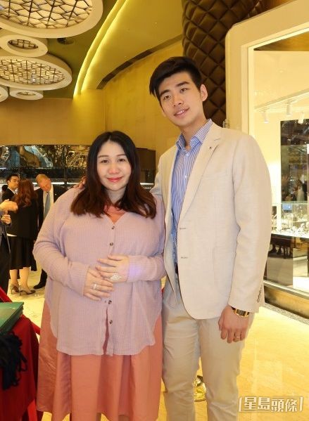 何超盈於2019年3月宣布與哈佛學霸男友辛奇隆訂婚並已懷孕。