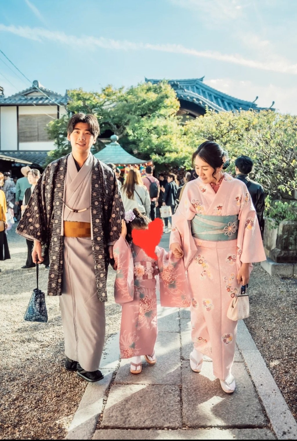 何超盈帶同女兒辛千覓前往日本旅行。