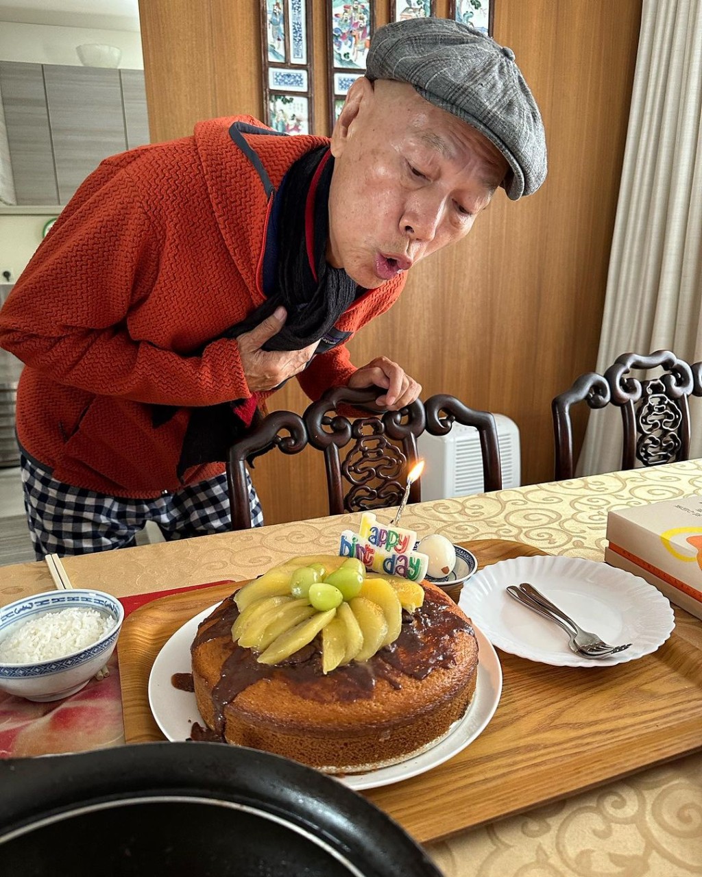 羅家英精神奕奕地吹熄生日蠟燭。